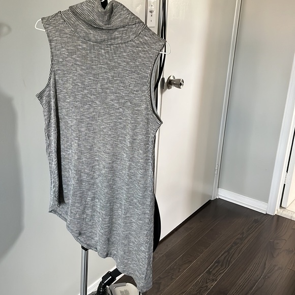 Turtle neck Top - Picture 2 of 6